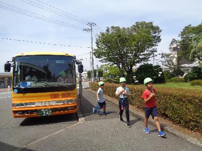 バスに乗って工場見学へ出発