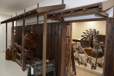 歴史民俗資料室に展示されている昔の生産道具の写真