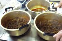 地区公民館でおこなわれたあやめ教室で料理途中の3個の銅鍋を上から撮影した写真
