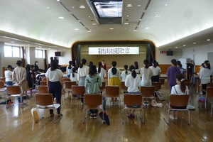 高砂市中央公民館で高砂市少年少女合唱団が練習している様子の写真