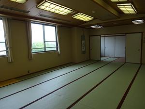 5枚の畳が縦に並べられている和室の写真
