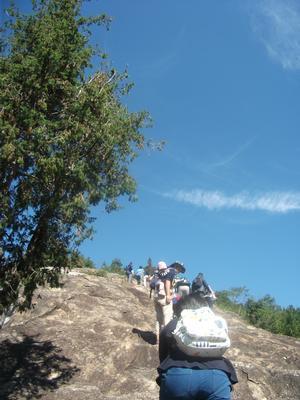 岩肌の急斜面を一列になって登っていく参加者たちの写真