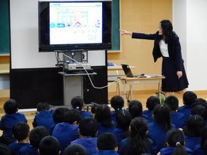 阿弥陀小学校にて電子黒板を使っての環境学習の講義を受ける児童たちの写真
