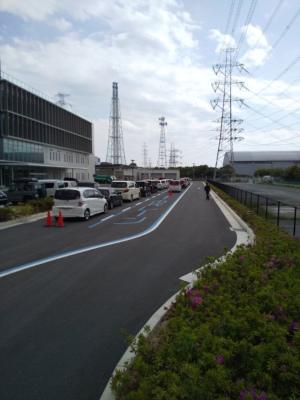 市民レーンに2列で並ぶ搬入車両