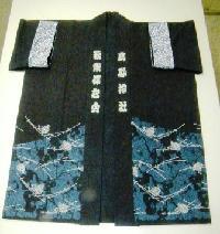 着丈の下半分に、松の模様がきれいに描かれている法被の表側の写真