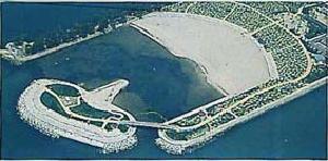 白を基調とした大きな防波堤と砂浜で構成された高砂海浜公園俯瞰の写真