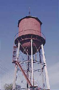 円筒状のタンクにトンガリ屋根の乗った鉄製タンクの写真
