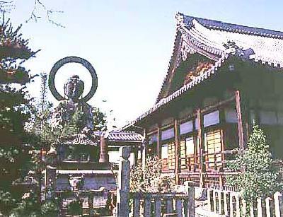 法輪を背にした仏像と、寺院の写真