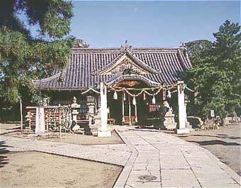 参道からみた神社本殿の正面全体の写真