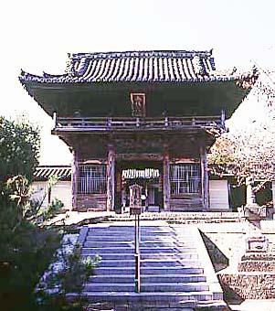 時光寺の大きな山門の正面階段下からの写真