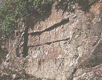 十三体の仏像を岩に刻んだ磨崖仏の正面右からの写真