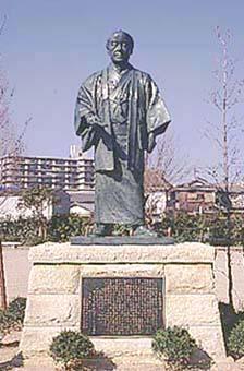 山片ばんとうの銅像の正面の写真