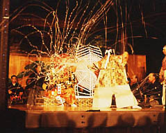 舞台中央から火の粉が上がっているような、派手な演出のシーンの写真