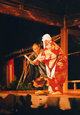 能の舞台右袖から見た、和服の装束の男性2名の写真