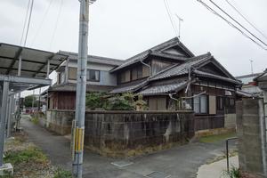 高砂市米田町の木造2階建て道路の角に位置する一軒家の写真