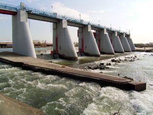加古川を横断するように立っている大きな施設の写真