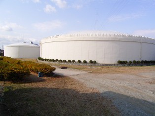 白い円形状の巨大な施設が建っている写真