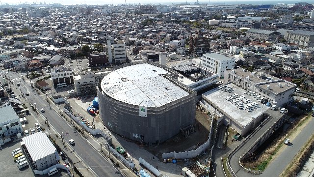 新本庁舎建設工事の北から南方面の全景を令和3年2月27日に上空から撮影した写真