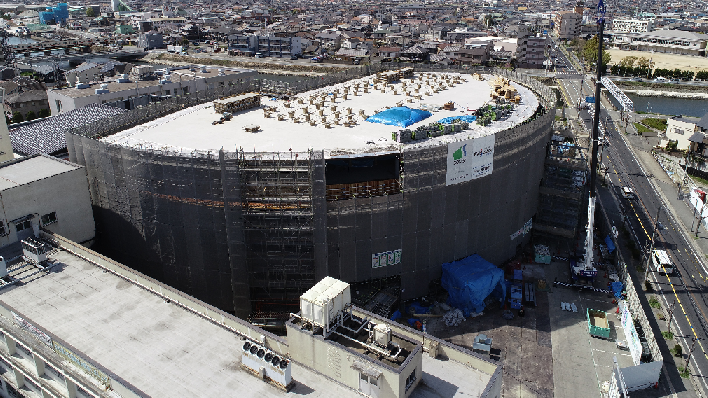 新本庁舎建設工事の全景を令和3年4月1日に上空から撮影した写真