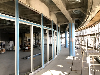 新本庁舎建設工事での1階アルミサッシ部分の施工状況を撮影した写真