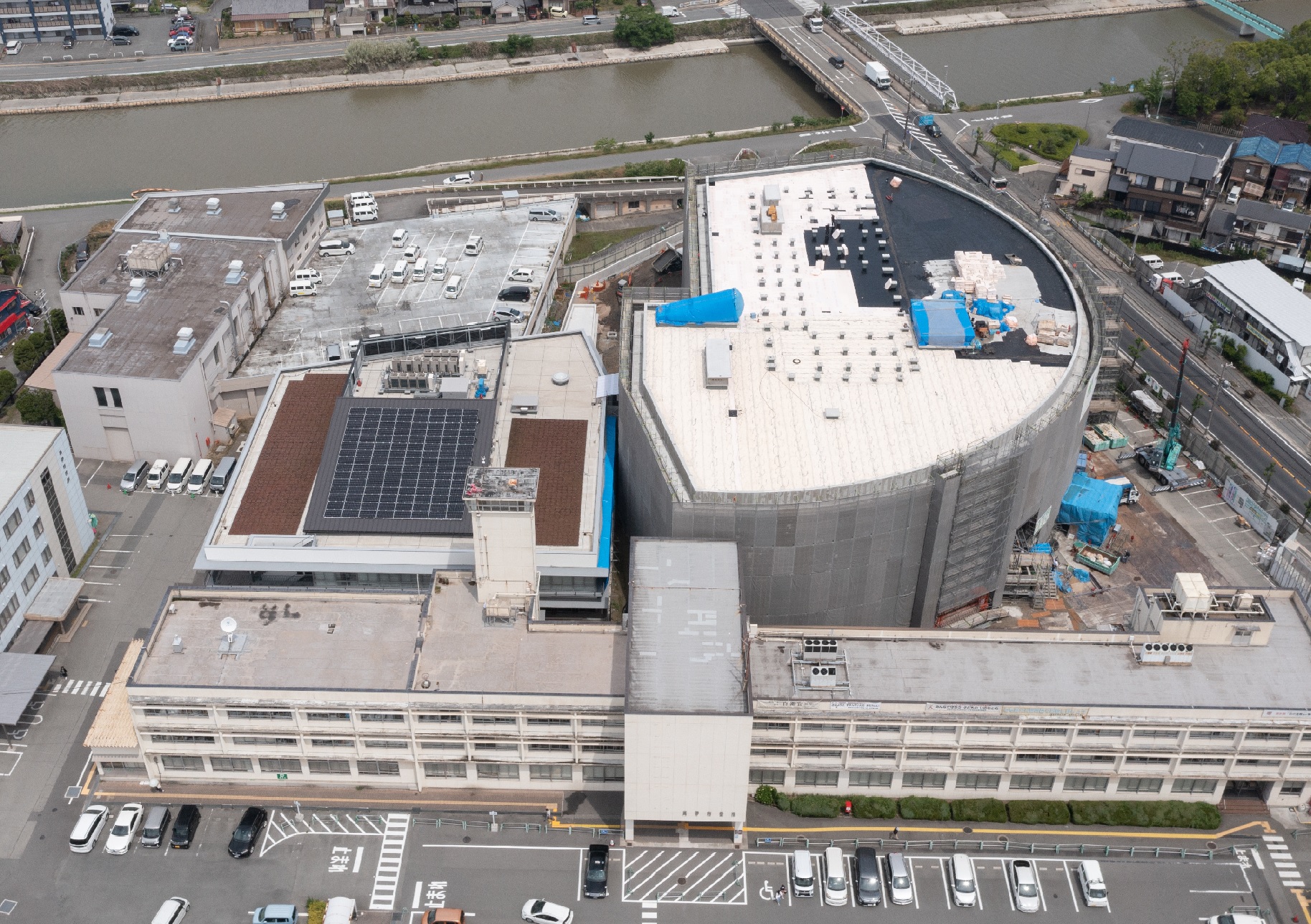 新本庁舎建設工事の全景を令和3年5月28日に上空から撮影した写真
