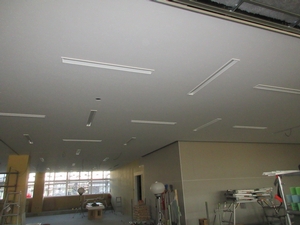 新本庁舎建設工事での1階事務室天井の施工状況を撮影した写真