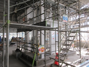 新本庁舎建設工事での1階メインエレベータの施工状況を撮影した写真