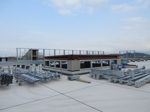 新本庁舎建設工事での屋上エコボイドの施工状況を撮影した写真