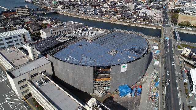新本庁舎建設工事の南西から北西方面の全景を令和3年2月27日に上空から撮影した写真