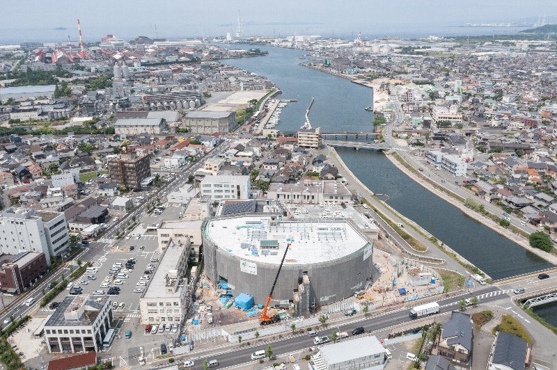新本庁舎建設工事の全景を令和3年6月25日に上空から撮影した写真