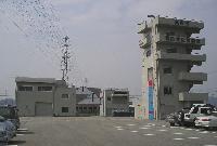 高砂市消防救助訓練場の外観の写真。写真右側手前に訓練用の主塔、その奥に副塔が確認できる