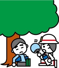 消防士が熱中症の人をあおいでいる