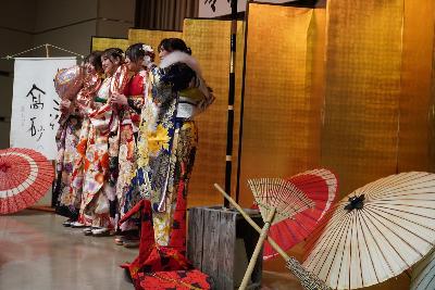 はたちのつどい参加者の写真撮影の様子