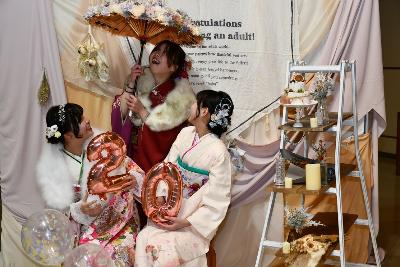 はたちのつどい参加者の写真撮影の様子