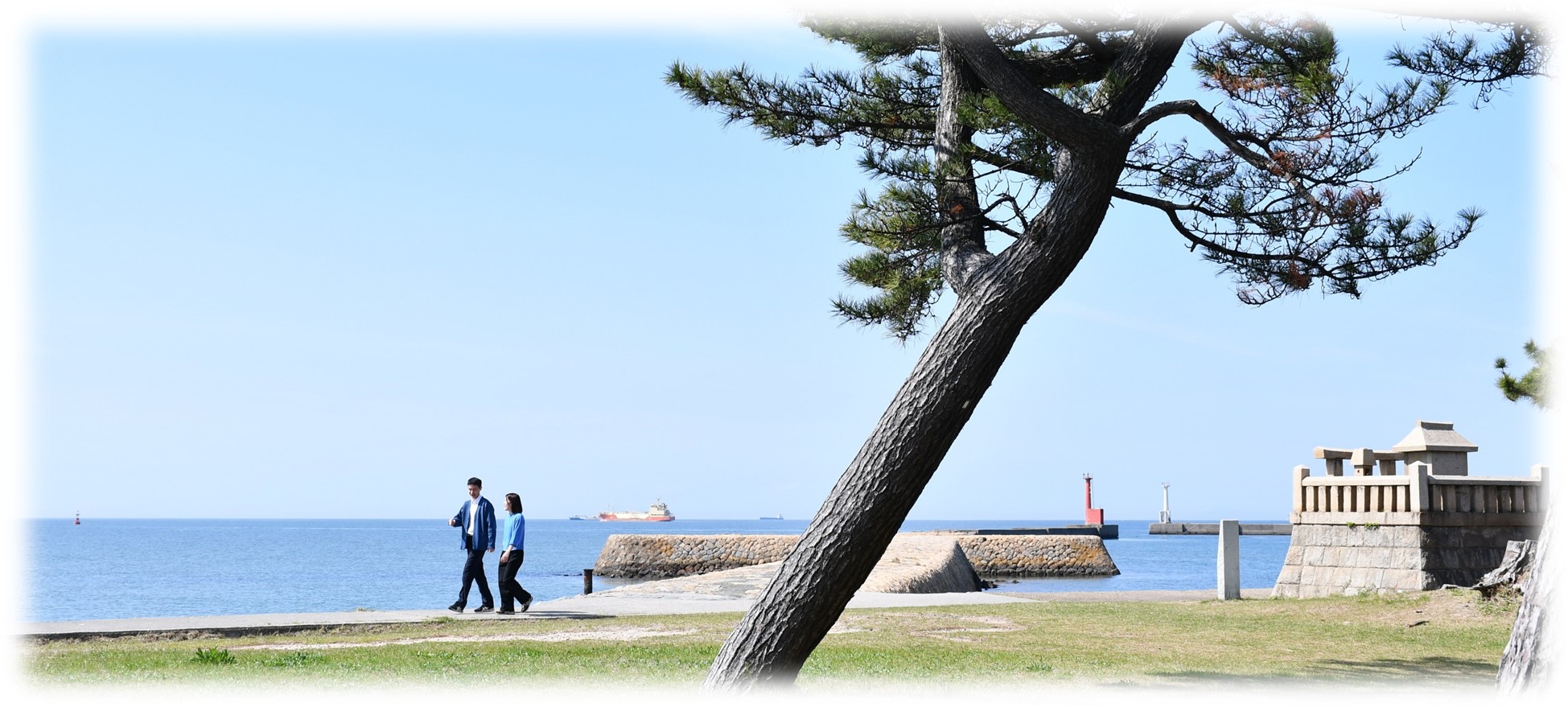 向島を散策する2人の写真