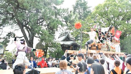 にわか太鼓の屋台と舞子が向かい合う様子
