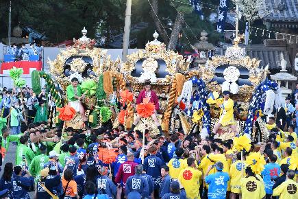 3台の神輿をぶつけあう写真