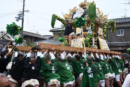 緑の神輿の写真