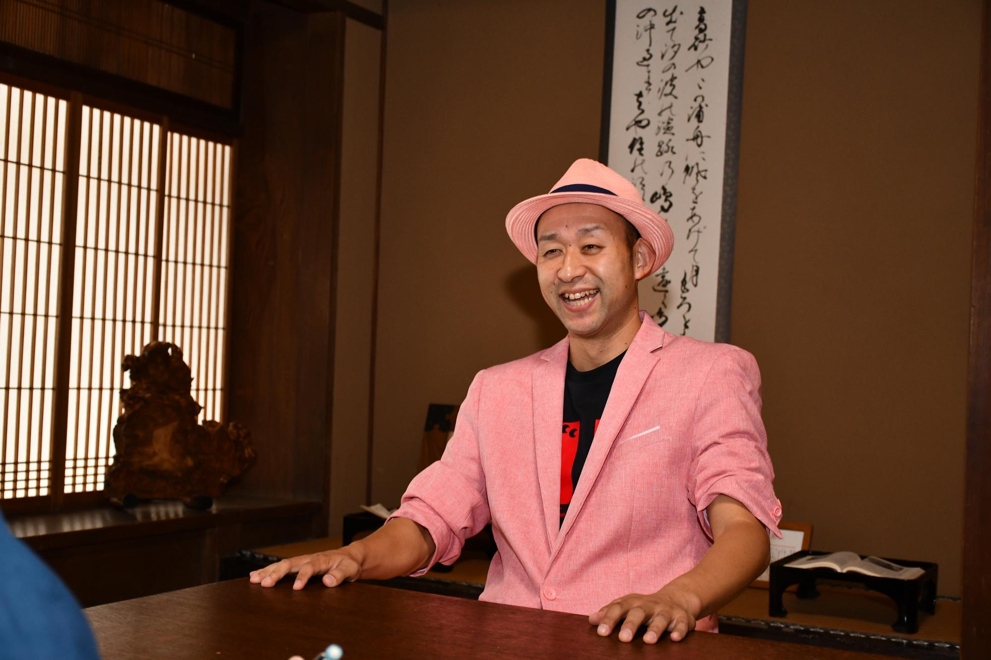 インタビューに答えるそえんじさん