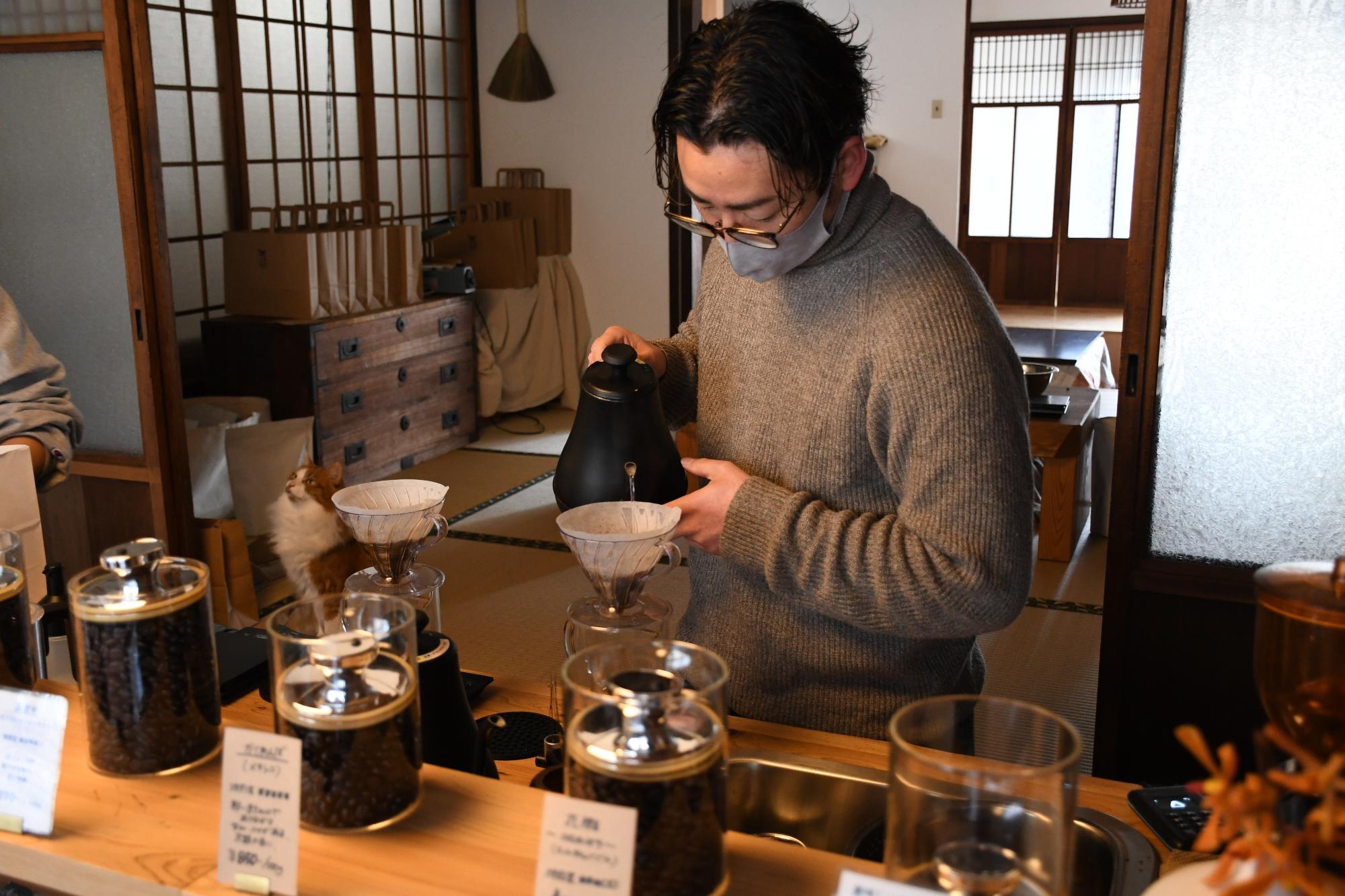 コーヒーを淹れる男性