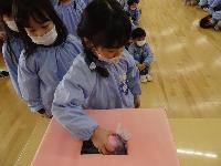 おみくじをひいている5歳児