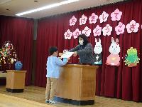 表彰状をもらっている様子