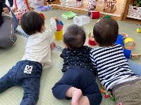 1歳児が友達と遊んでいる様子