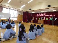 始業式、話を聞いているところ