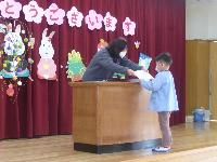 賞状を受け取ってる様子