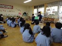 絵本を読んでもらっている様子　5歳児