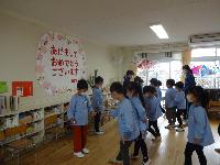 小学生と一緒に遊んでいる様子