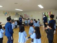 小学生と一緒に遊んでいるところ２