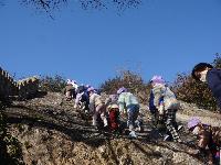 山頂を目指して歩く様子