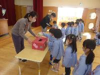 おみくじを引いている4歳児